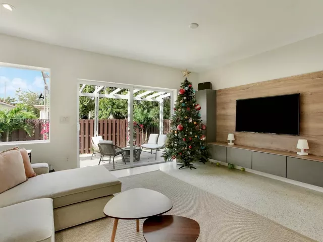 4-bedroom home for sale in Surfside - 9008 Dickens Ave - MondialRealty