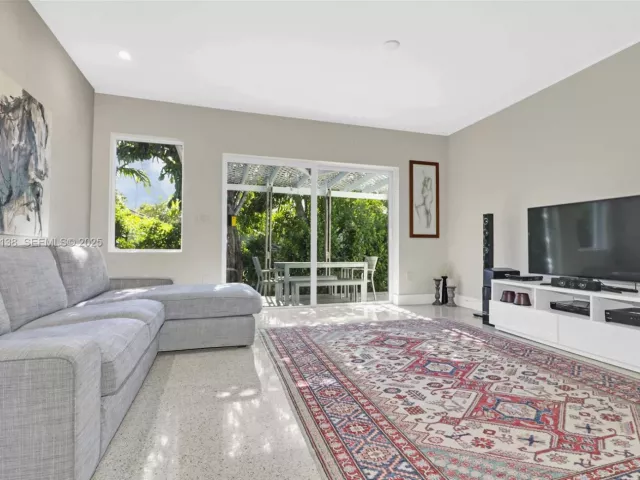 4-bedroom home for sale in Surfside - 9008 Dickens Ave - MondialRealty