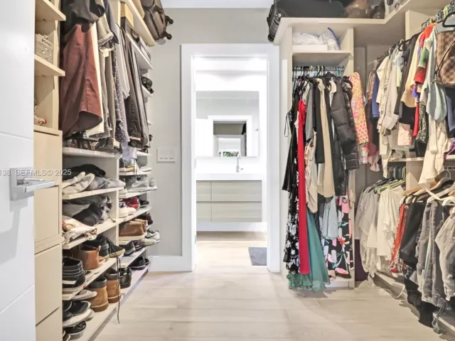 4-bedroom home for sale in Surfside - 9008 Dickens Ave - MondialRealty