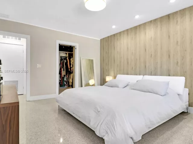 4-bedroom home for sale in Surfside - 9008 Dickens Ave - MondialRealty