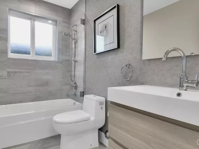 4-bedroom home for sale in Surfside - 9008 Dickens Ave - MondialRealty