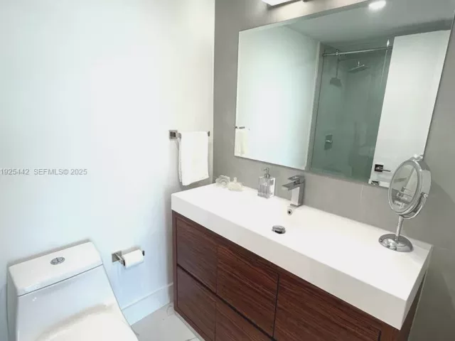 2-bedroom condo for sale in Miami Beach - 5900 Collins Ave 1104 - MondialRealty