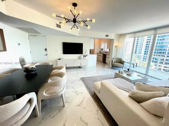2-bedroom condo for sale in Miami Beach - 5900 Collins Ave 1104 - MondialRealty