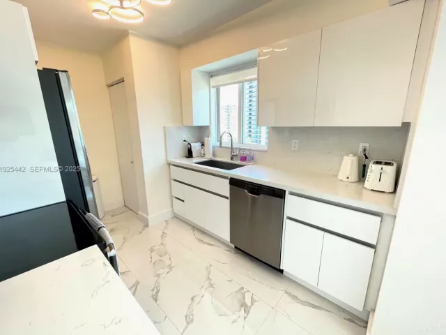 2-bedroom condo for sale in Miami Beach - 5900 Collins Ave 1104 - MondialRealty