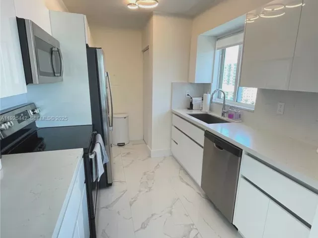 2-bedroom condo for sale in Miami Beach - 5900 Collins Ave 1104 - MondialRealty