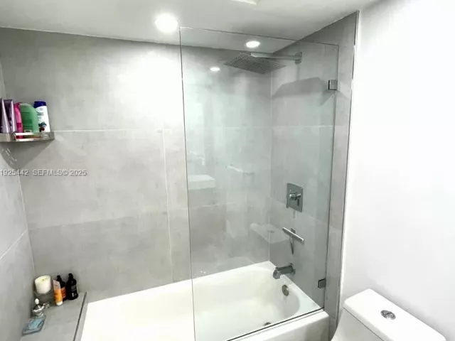 2-bedroom condo for sale in Miami Beach - 5900 Collins Ave 1104 - MondialRealty