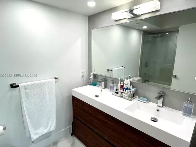 2-bedroom condo for sale in Miami Beach - 5900 Collins Ave 1104 - MondialRealty