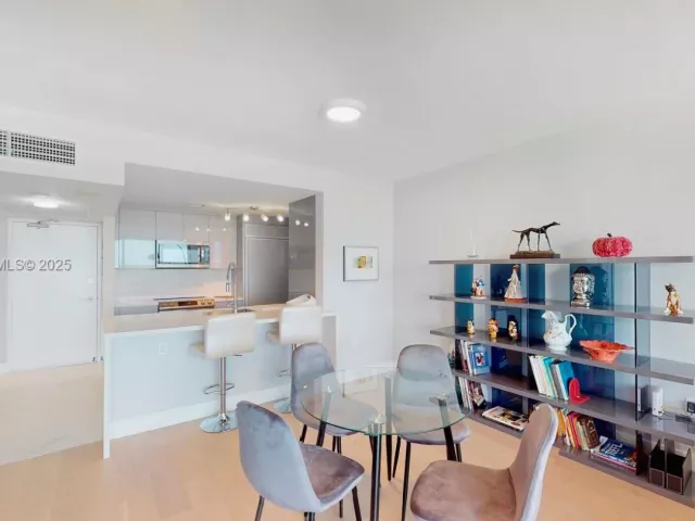 1-bedroom condo for sale in Bal Harbour - 10275 Collins Ave 724 - MondialRealty