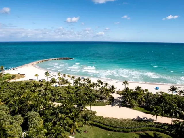 3-bedroom condo for rent in Bal Harbour - 10295 Collins Ave 1203 - MondialRealty