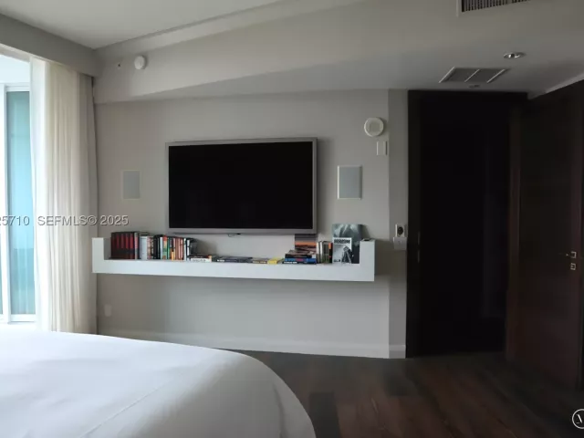 3-bedroom condo for rent in Bal Harbour - 10295 Collins Ave 1203 - MondialRealty