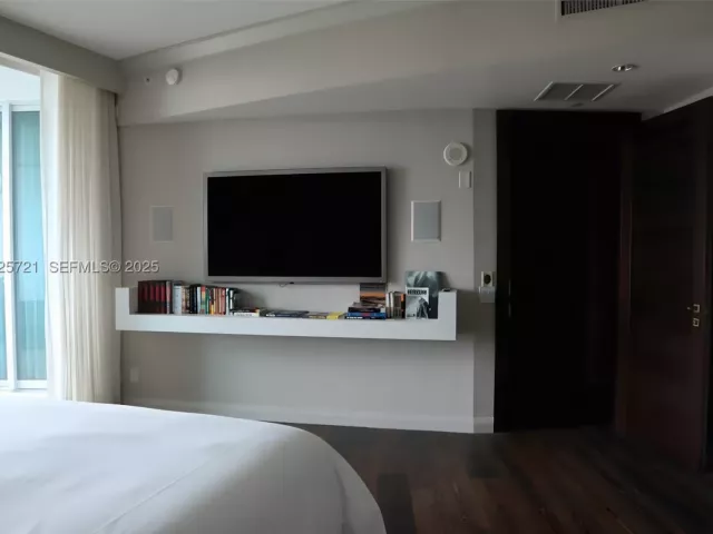 3-bedroom condo for sale in Bal Harbour - 10295 Collins Ave 1203 - MondialRealty