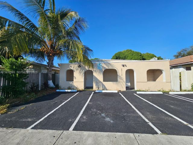 6-bedroom home for sale in Fort Lauderdale - 2712 NW 14th St - MondialRealty