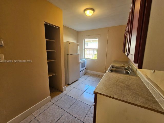 6-bedroom home for sale in Fort Lauderdale - 2712 NW 14th St - MondialRealty