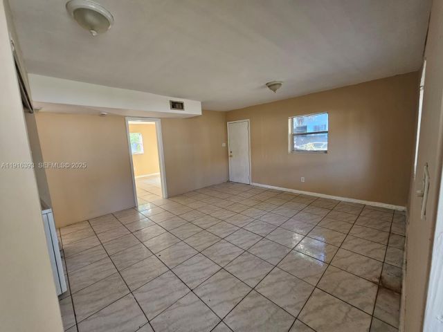 6-bedroom home for sale in Fort Lauderdale - 2712 NW 14th St - MondialRealty