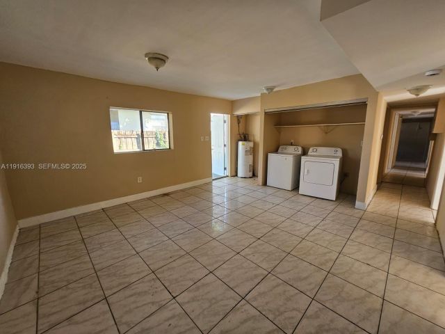 6-bedroom home for sale in Fort Lauderdale - 2712 NW 14th St - MondialRealty