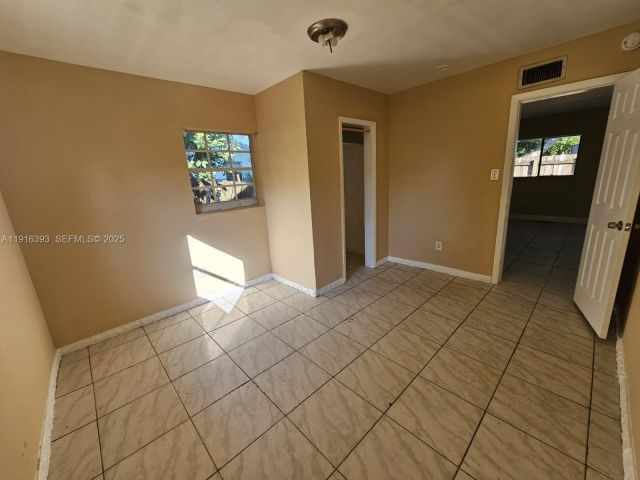 6-bedroom home for sale in Fort Lauderdale - 2712 NW 14th St - MondialRealty