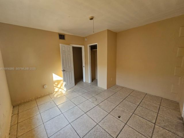 6-bedroom home for sale in Fort Lauderdale - 2712 NW 14th St - MondialRealty