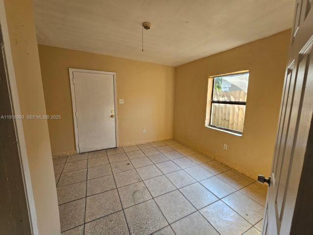 6-bedroom home for sale in Fort Lauderdale - 2712 NW 14th St - MondialRealty