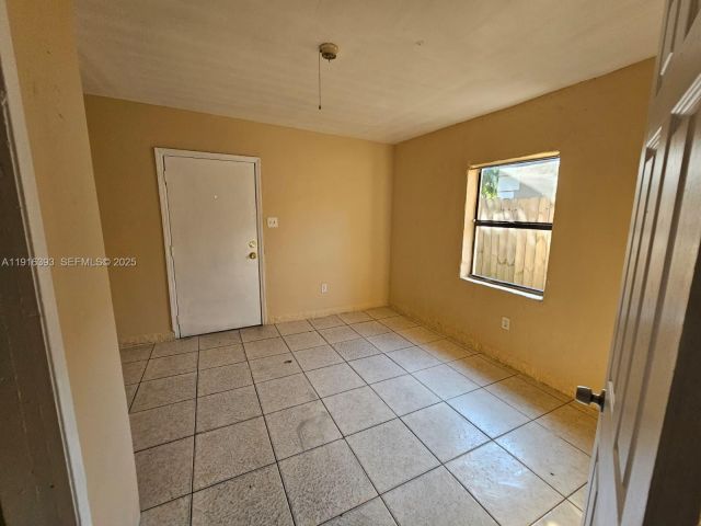 6-bedroom home for sale in Fort Lauderdale - 2712 NW 14th St - MondialRealty