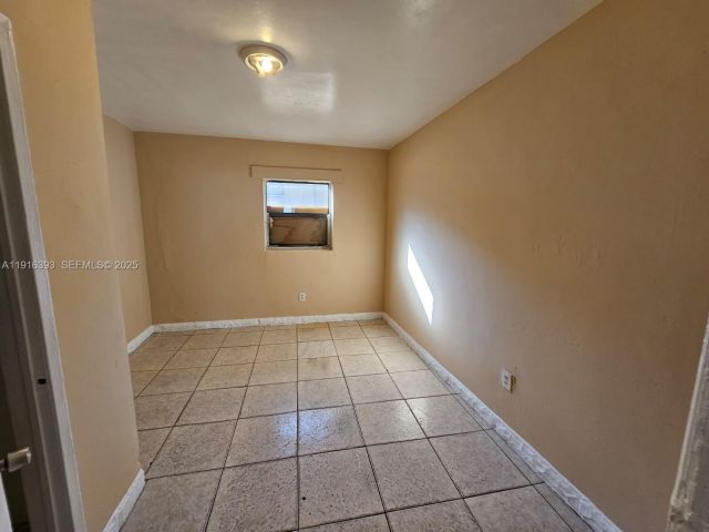 6-bedroom home for sale in Fort Lauderdale - 2712 NW 14th St - MondialRealty