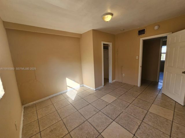 6-bedroom home for sale in Fort Lauderdale - 2712 NW 14th St - MondialRealty