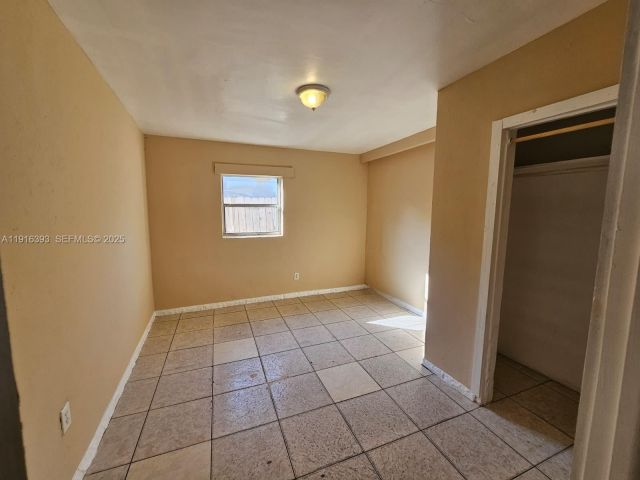 6-bedroom home for sale in Fort Lauderdale - 2712 NW 14th St - MondialRealty