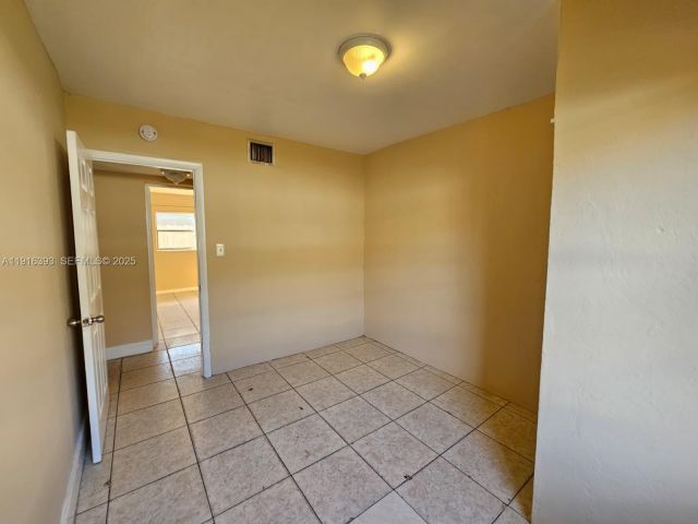 6-bedroom home for sale in Fort Lauderdale - 2712 NW 14th St - MondialRealty