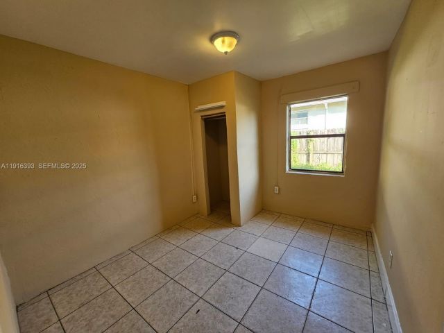 6-bedroom home for sale in Fort Lauderdale - 2712 NW 14th St - MondialRealty