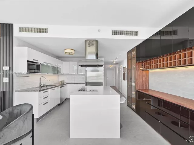 2-bedroom condo for sale in Miami - 601 NE 36th St 1101 - MondialRealty