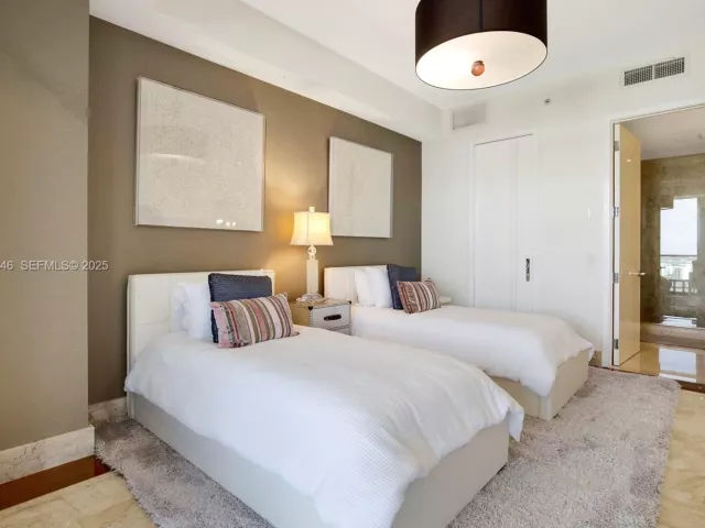 3-bedroom condo for rent in Bal Harbour - 9705 Collins Ave 1403N - MondialRealty