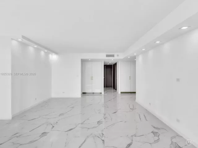 2-bedroom condo for sale in Sunny Isles Beach - 230 174th St 712 - MondialRealty