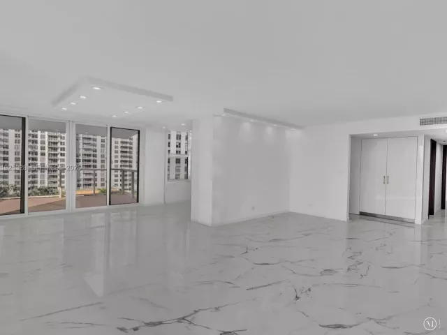 2-bedroom condo for sale in Sunny Isles Beach - 230 174th St 712 - MondialRealty
