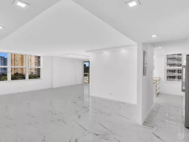 2-bedroom condo for sale in Sunny Isles Beach - 230 174th St 712 - MondialRealty