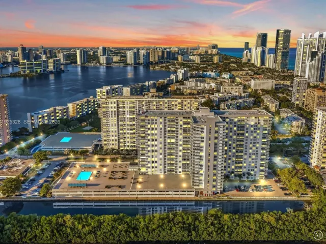 2-bedroom condo for sale in Sunny Isles Beach - 230 174th St 712 - MondialRealty