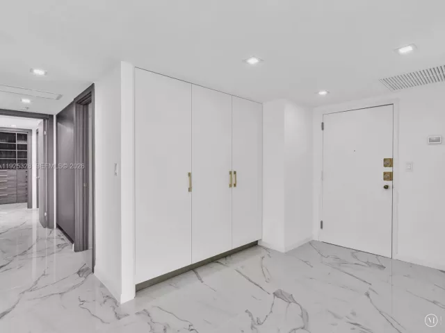 2-bedroom condo for sale in Sunny Isles Beach - 230 174th St 712 - MondialRealty