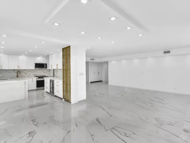 2-bedroom condo for sale in Sunny Isles Beach - 230 174th St 712 - MondialRealty