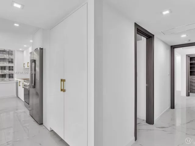 2-bedroom condo for sale in Sunny Isles Beach - 230 174th St 712 - MondialRealty