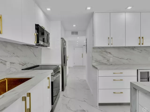 2-bedroom condo for sale in Sunny Isles Beach - 230 174th St 712 - MondialRealty