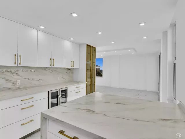 2-bedroom condo for sale in Sunny Isles Beach - 230 174th St 712 - MondialRealty