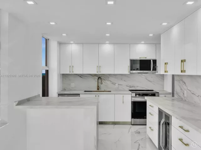 2-bedroom condo for sale in Sunny Isles Beach - 230 174th St 712 - MondialRealty