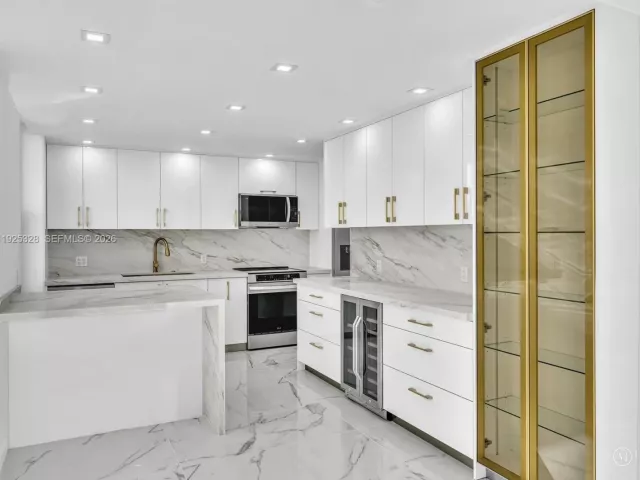 2-bedroom condo for sale in Sunny Isles Beach - 230 174th St 712 - MondialRealty