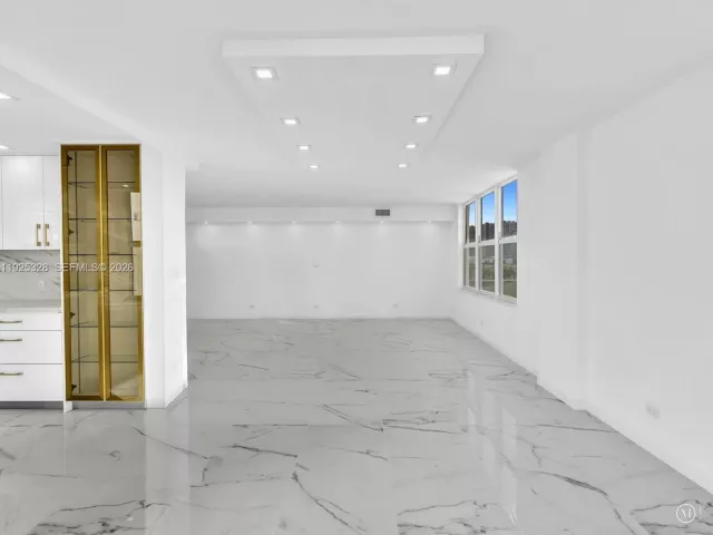 2-bedroom condo for sale in Sunny Isles Beach - 230 174th St 712 - MondialRealty