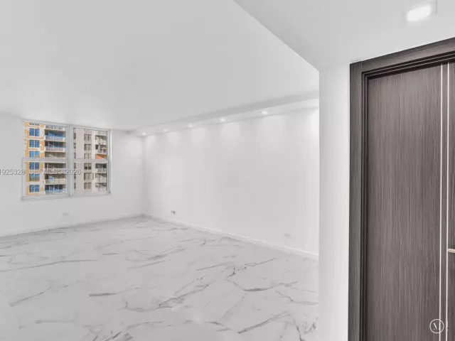 2-bedroom condo for sale in Sunny Isles Beach - 230 174th St 712 - MondialRealty