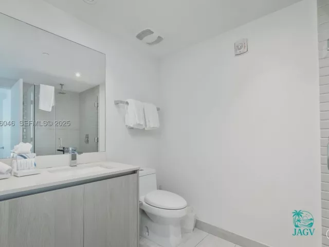 2-bedroom condo for sale in Hollywood - 4010 S Ocean Dr R3005 - MondialRealty