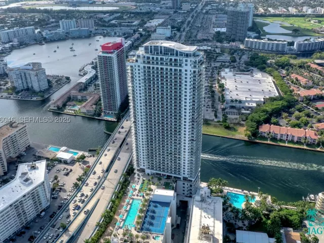 2-bedroom condo for sale in Hollywood - 4010 S Ocean Dr R3005 - MondialRealty