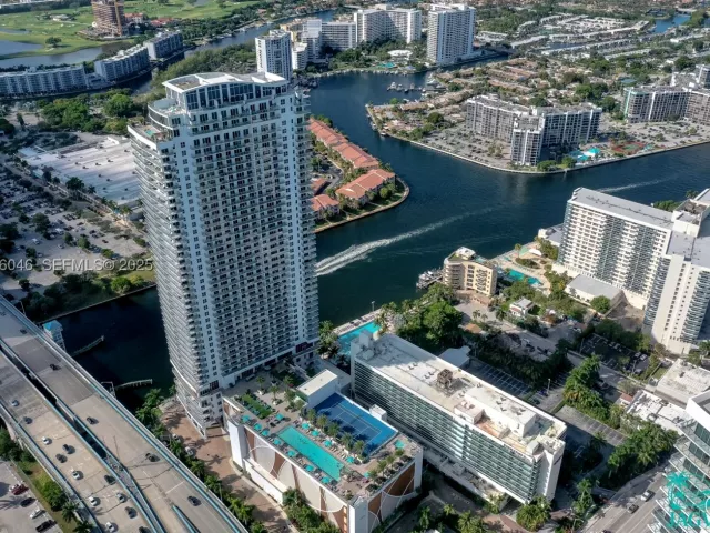 2-bedroom condo for sale in Hollywood - 4010 S Ocean Dr R3005 - MondialRealty