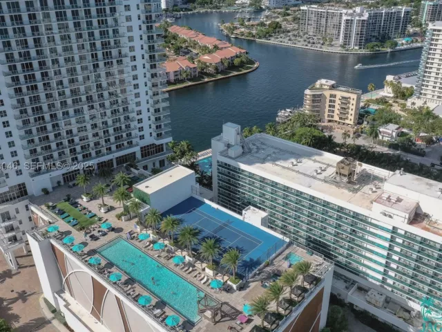 2-bedroom condo for sale in Hollywood - 4010 S Ocean Dr R3005 - MondialRealty