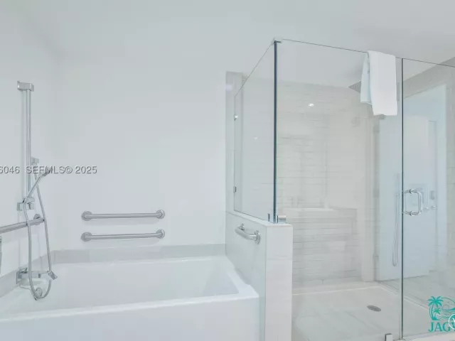 2-bedroom condo for sale in Hollywood - 4010 S Ocean Dr R3005 - MondialRealty