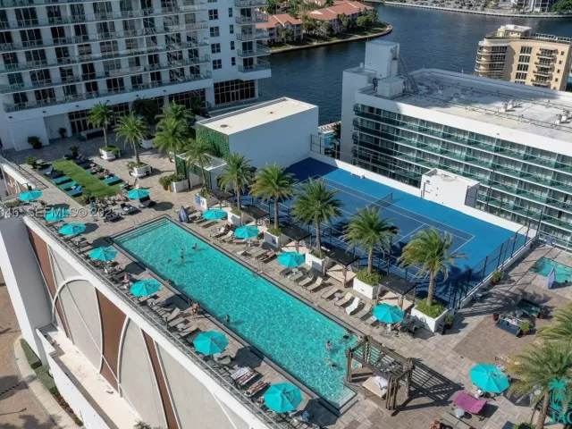 2-bedroom condo for sale in Hollywood - 4010 S Ocean Dr R3005 - MondialRealty