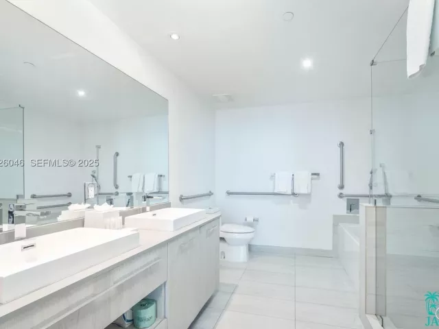 2-bedroom condo for sale in Hollywood - 4010 S Ocean Dr R3005 - MondialRealty